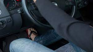 قيادة المركبة بحذاء مفتوح يعرض حياة قائد السيارة للخطر