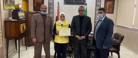 وكيل تعليم القليوبية يكرم طالبة لفوزها ببطولة الجمهورية في لعبة الشطرنج
