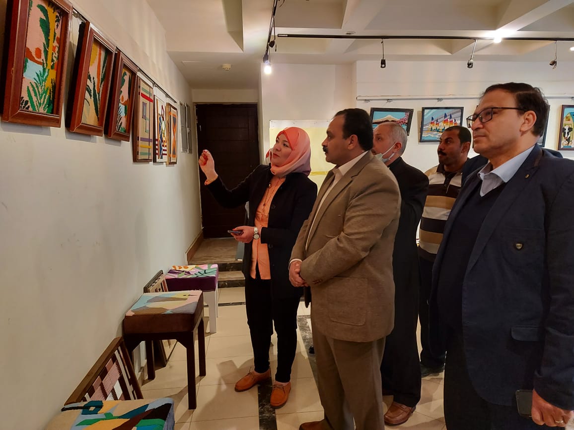 نائب رئيس جامعة بنها يفتتح معرض منتجات نسجية لحياة كريمة في بنها