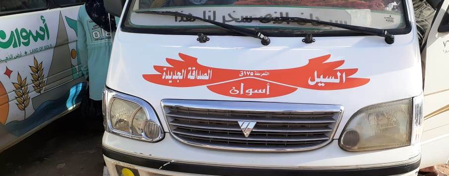 محافظ أسوان يوجه بتركيب «إستيكر» على سيارات السيرفيس 