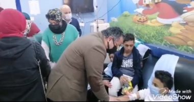 بمناسبة اليوم العالمى لسرطان الأطفال.. طلاب خدمة اجتماعية يوزعون الهدايا على المرضى
