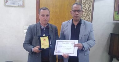 تكريم مدير تعليم القليوبية لإحراز مراكز متقدمة بمسابقة أجمل حديقة مدرسية ومشتل