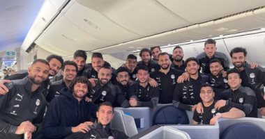 صورة جماعية للاعبى المنتخب من الطائرة المتجهة للسنغال قبل المباراة الحاسمة