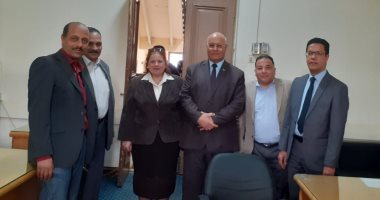 رئيس جامعة بنها يتفقد إدارات العمل ويهنئ العاملين بحلول شهر رمضان