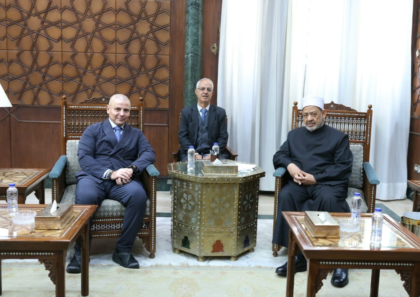 يناقشان تطورات الأوضاع في غزة .. شيخ الأزهر يستقبله سفير إيطاليا بالقاهرة